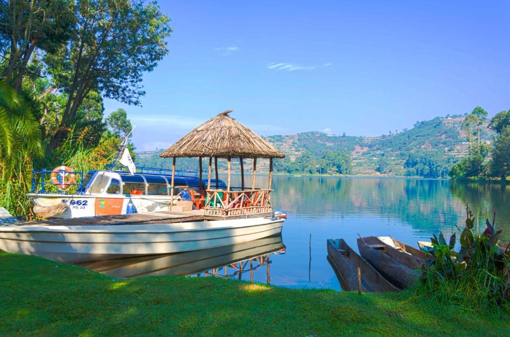 4-Day Uganda Gorilla Trekking & Lake Bunyonyi Leisure Tour
